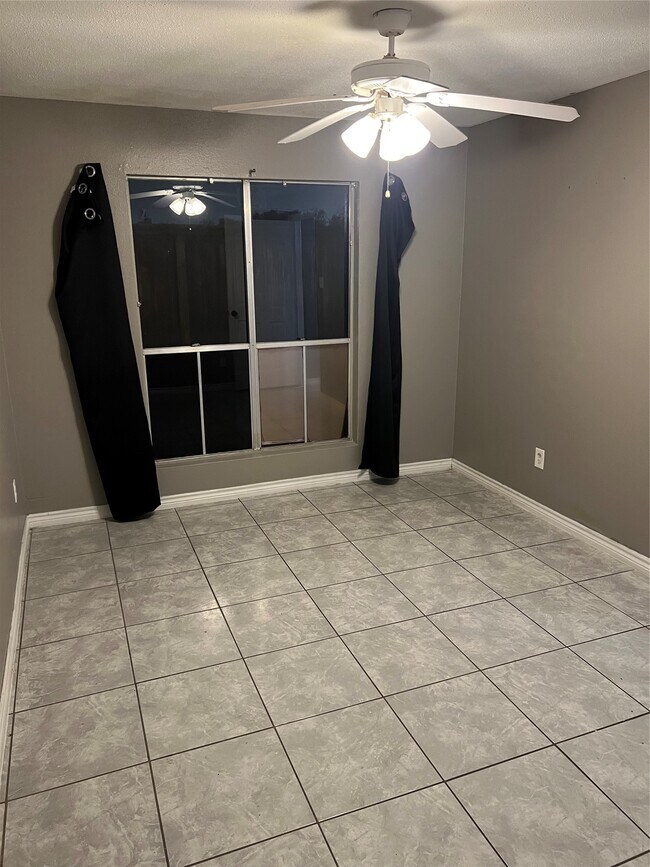 Building Photo - 3900 Woodchase Dr