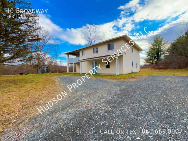 Building Photo - Spacious 5-Bedroom Home Near Bard | Tivoli...