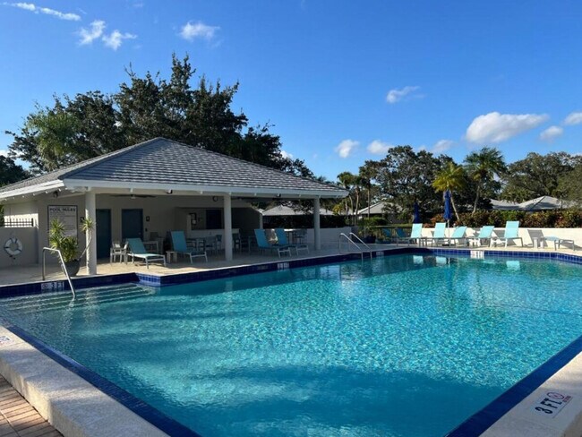 Building Photo - 216 Club Dr