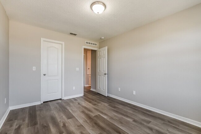 Building Photo - 1542 Sterns Dr