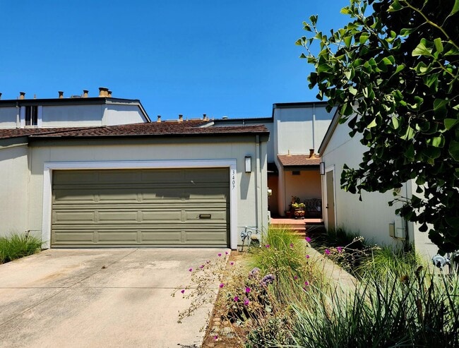 Building Photo - Spacious & bright 3 bedroom 2 bath home in...