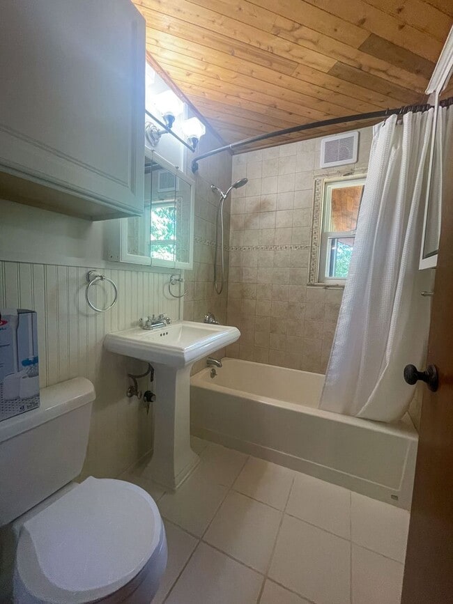 Building Photo - 3Bd/2.5Ba Edmonds Home