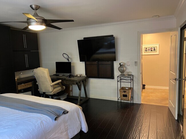 Master Bedroom - 333 Newport Ave