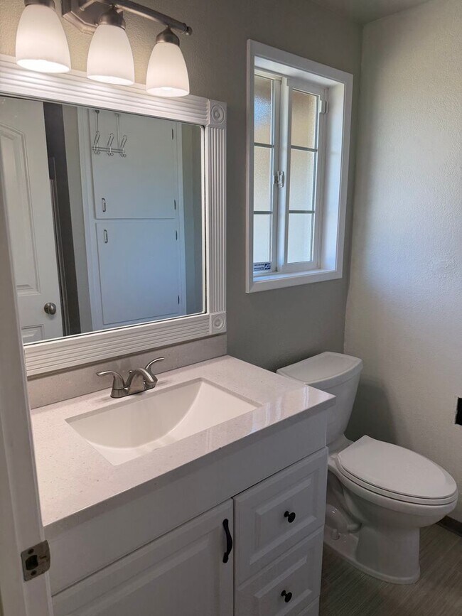 Building Photo - Updated 3-bedroom, 2-bathroom house in desirable Thurston neighborhood!