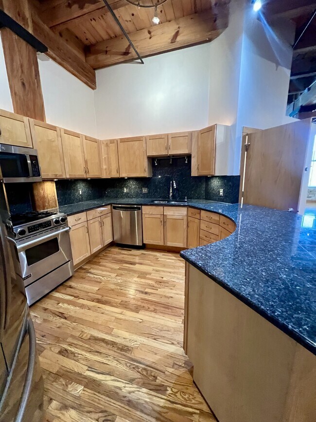 Building Photo - 413 N 2nd St