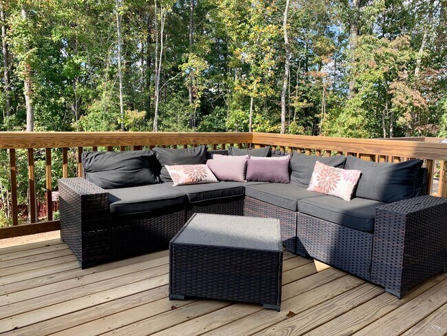 Building Photo - Amazing 3 Bedroom Townhome in North East R...