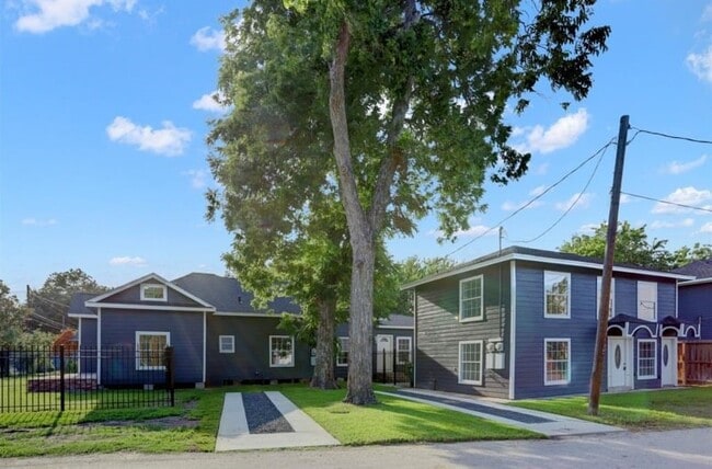 Primary Photo - 808 Oakhurst St