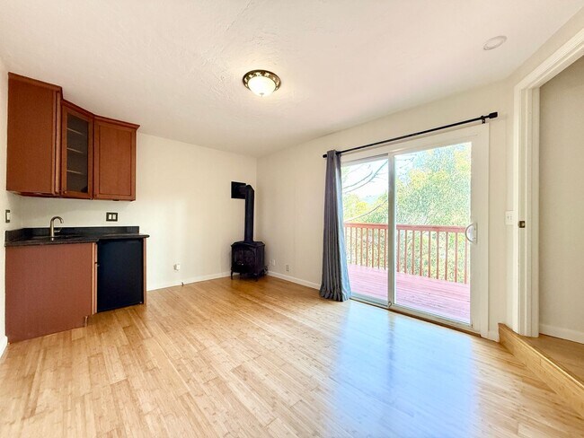 Building Photo - Gorgeously Updated 4-Bed/3-Bath Home & Ent...