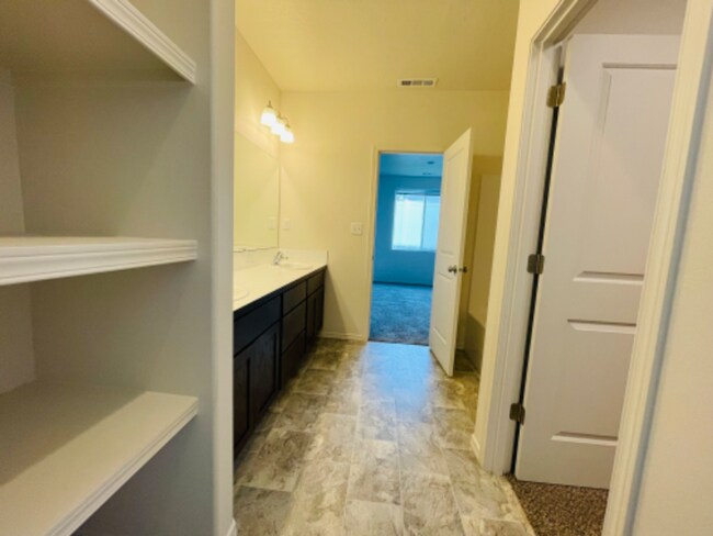 Building Photo - Charming 3 Bed/2 Bath Single Family Home i...