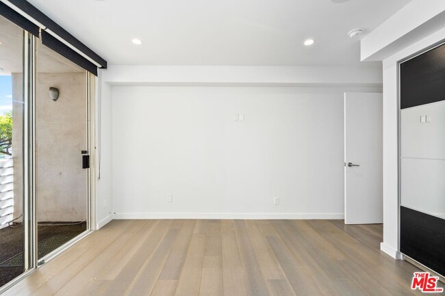 Building Photo - 1129 Larrabee St