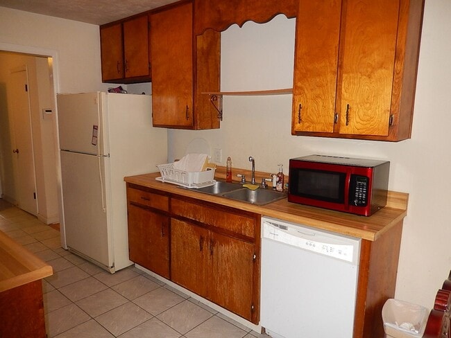 Building Photo - LOVELY 3/2 NW House w/ 2-Car Garage, Corne...