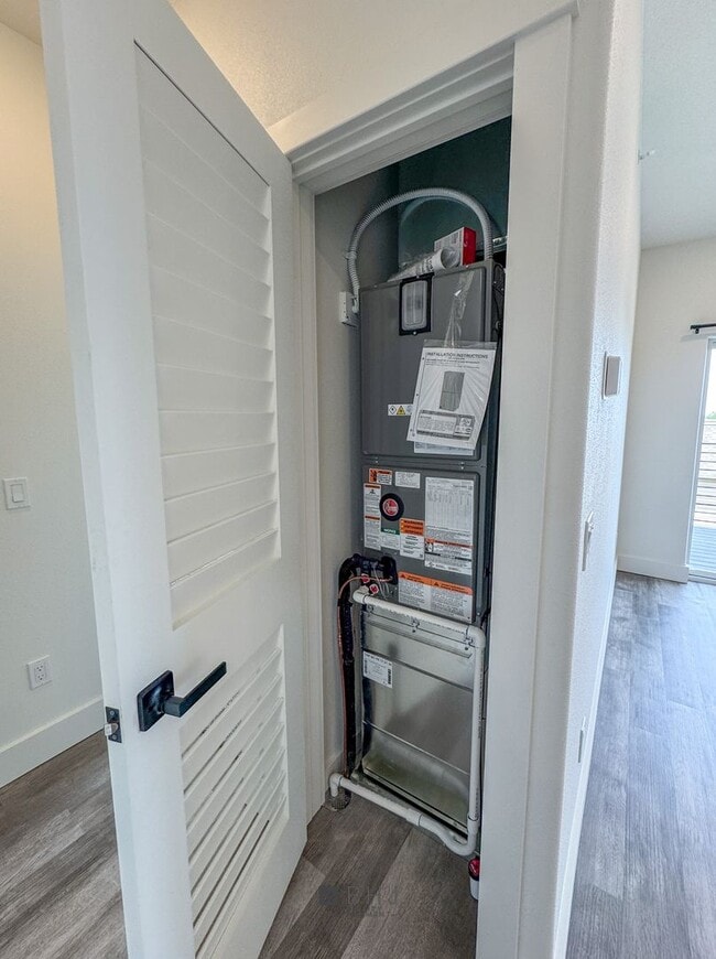 Building Photo - BRAND NEW Pet Friendly 2 bed/ 2 bath apart...