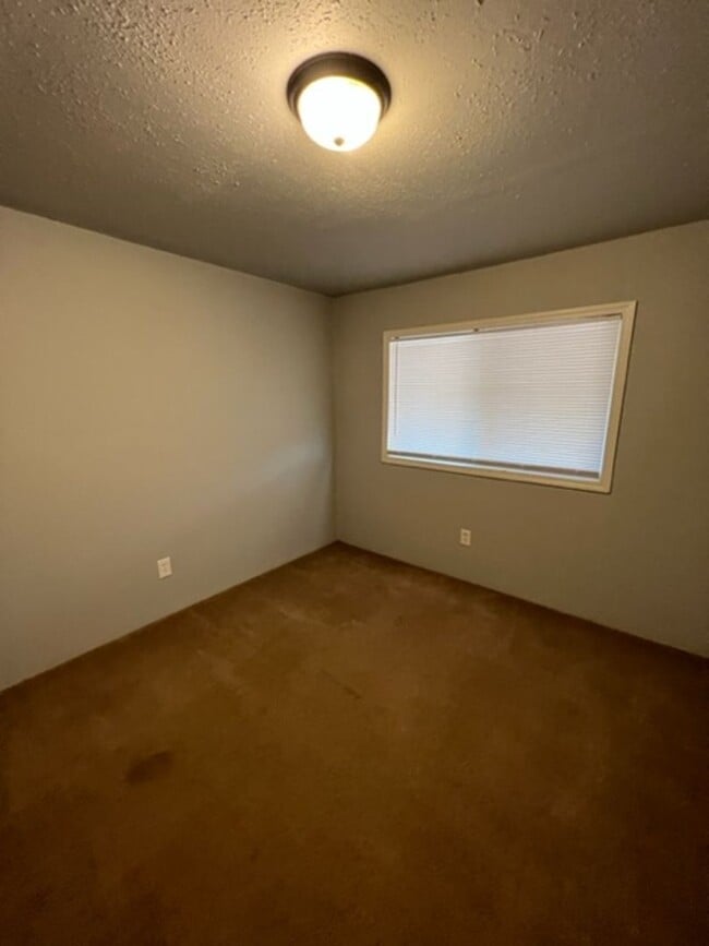 Building Photo - Large 3 Bedroom 2 Bath with Fenced Yard