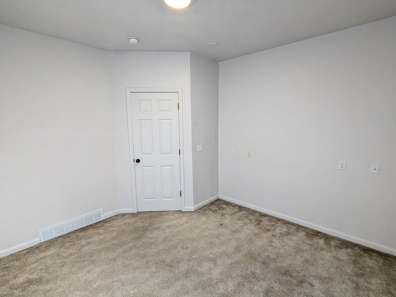Building Photo - 1760 N 400 E