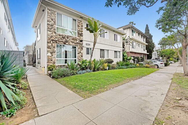 Building Photo - 1231 12th St. in Santa Monica.  Steps to Wilshire Blvd!