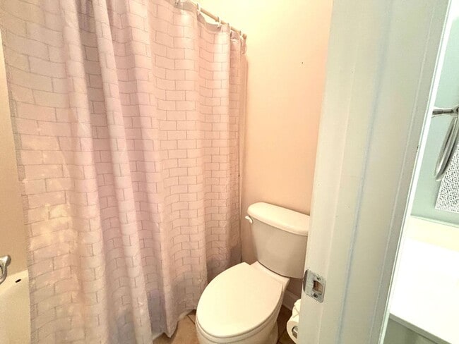 Building Photo - Available 1/15. Beautiful Remodeled 5 BR/4 BA Home in Park West!