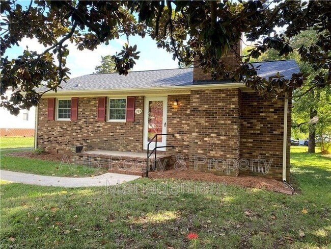 Primary Photo - 709 Vanderford St