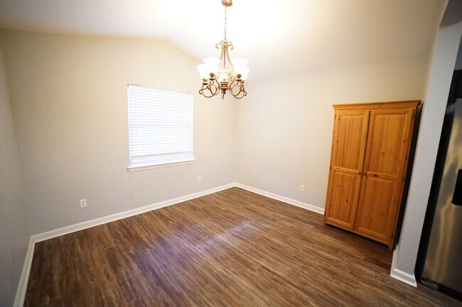 Building Photo - 3 bd / 2 ba Beauty w/2 car garage off of Apalachee Parkway