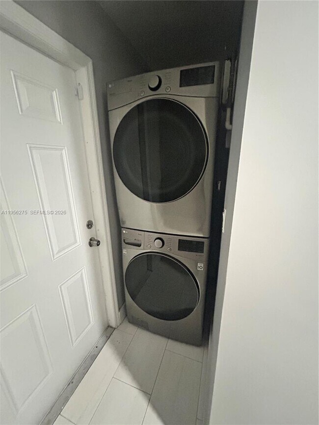 Building Photo - 1724 NW 1st Pl