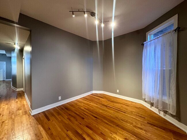 Building Photo - 2809 W Warren Blvd