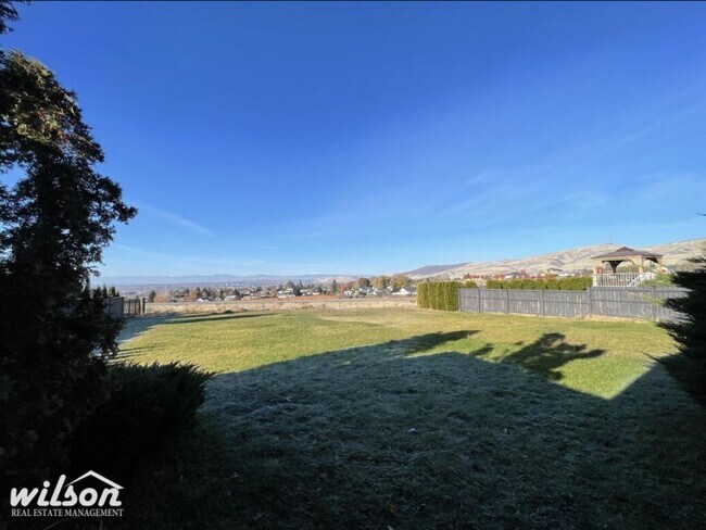 Building Photo - 216 S 49th St