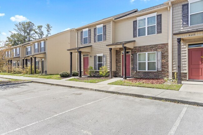 Building Photo - 2BR Townhome Near Camp Lejeune
