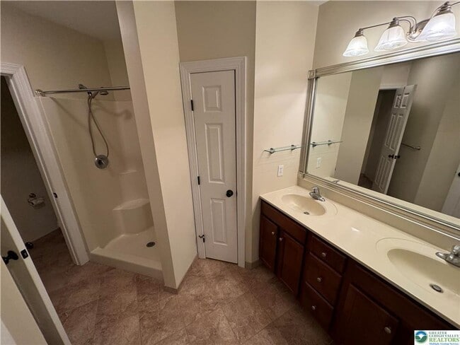 Building Photo - 3 Br Condo available in Bethlehem