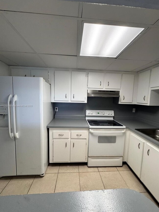 Building Photo - 4174 Inverrary Dr