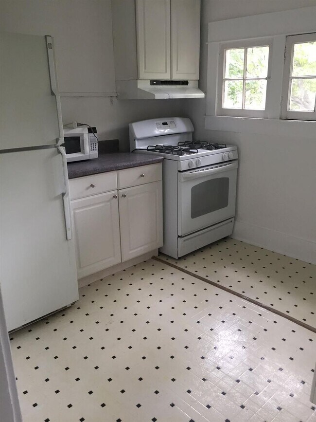 Building Photo - Studio Apt. for lease in the Belmont/Hillsboro area!