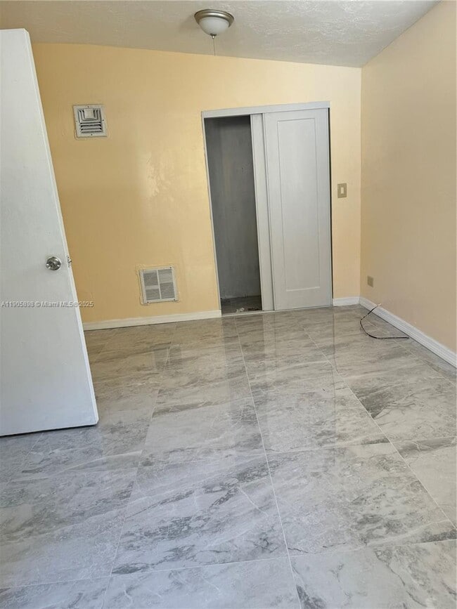 Building Photo - 290 NE 154th St