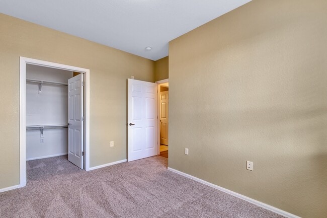Building Photo - Updated, 3 Bed Condo in Aurora!!!!