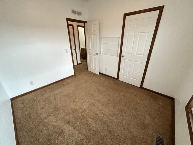 Building Photo - 220 Riverwood Dr