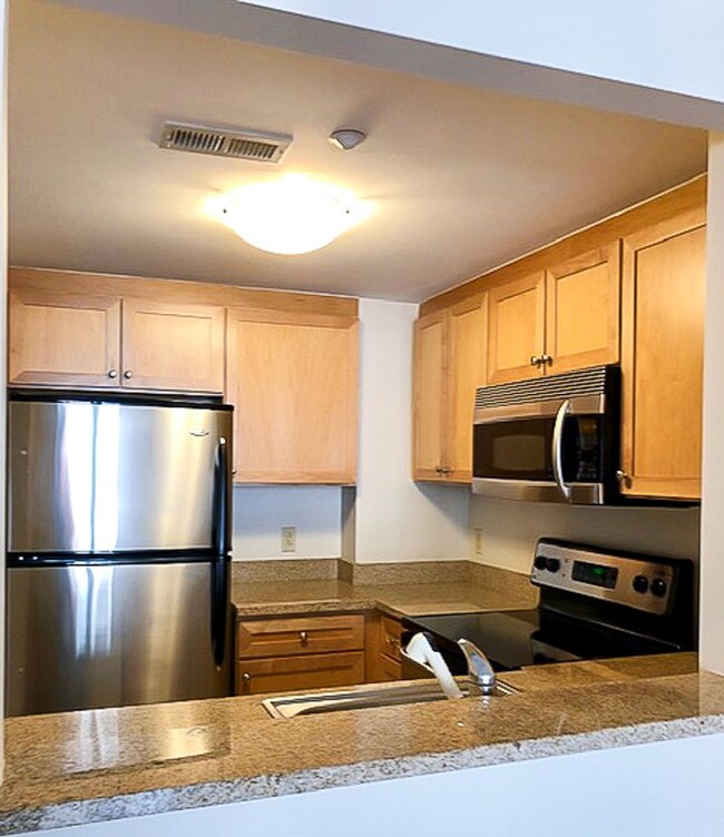 Building Photo - Bright & Spacious 2 Bed 2 Bath High-Rise C...