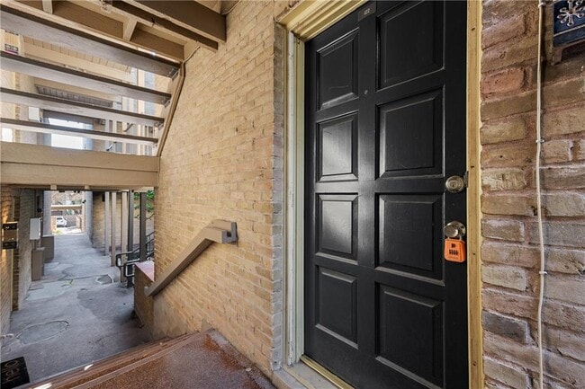 Building Photo - 3431 N Hills Dr