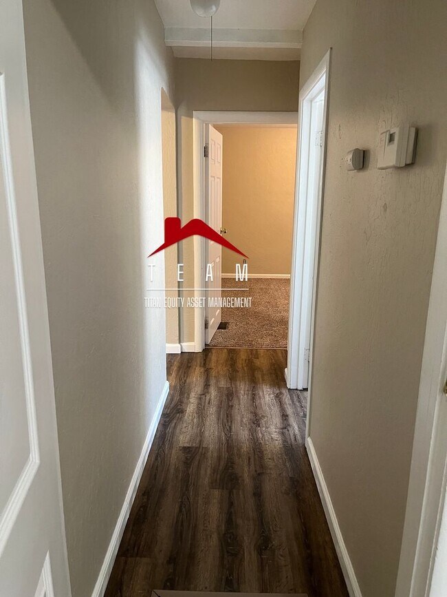Building Photo - Charming first floor unit on the alley
