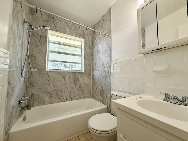 Building Photo - 206 SE 9th Ct