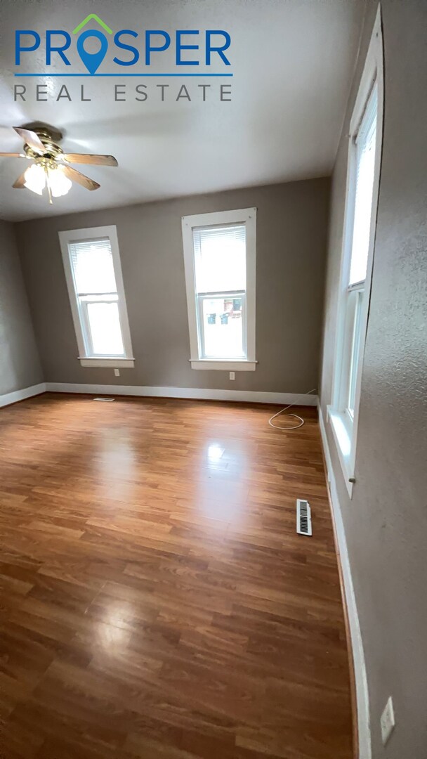 Building Photo - 827 Niagara St