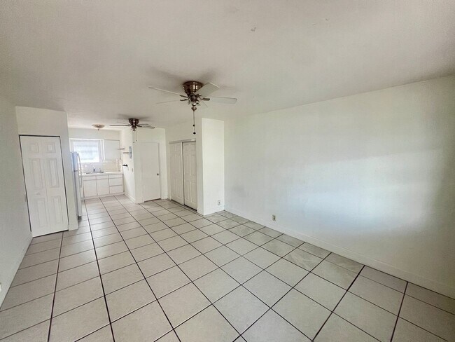 Building Photo - Excellent location in the heart of south b...