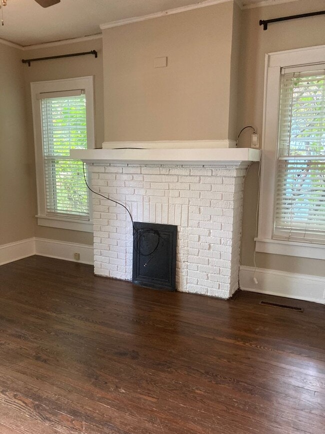 Building Photo - Spectacular Bungalow, Right Outside Uptown!