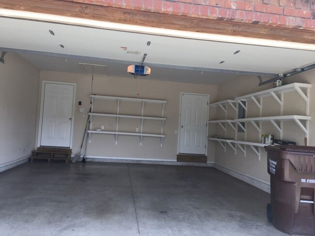 Building Photo - 3 Bedroom Home in Wonderful Neighborhood!
