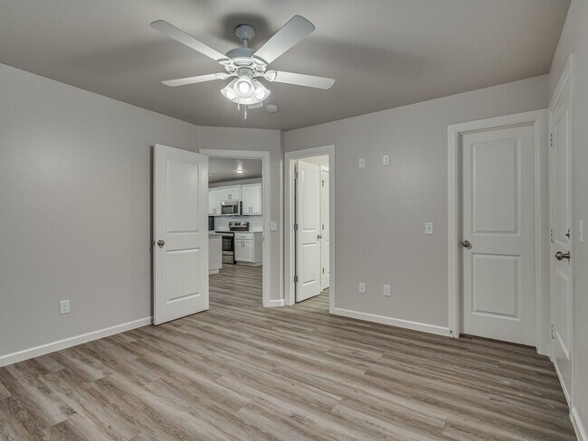 Building Photo - 4 Bedroom 2 Bath Duplex in Oakdale Schools...