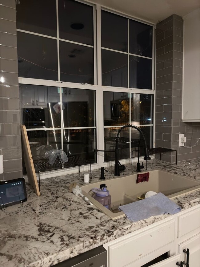 Building Photo - Stunning Fully Remodeled Luxury Home in Peccole Ranch