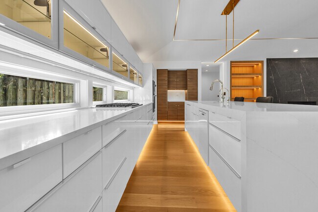 Building Photo - 623 Echo Ln