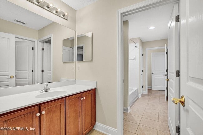 Building Photo - 1761 Highland View Dr