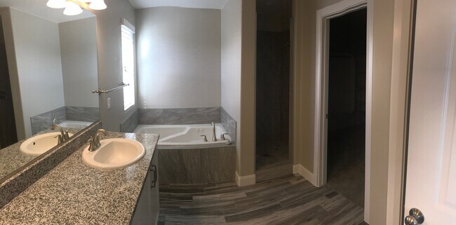 Building Photo - Very nice Townhouse in Santa Clara, with a POOL!!