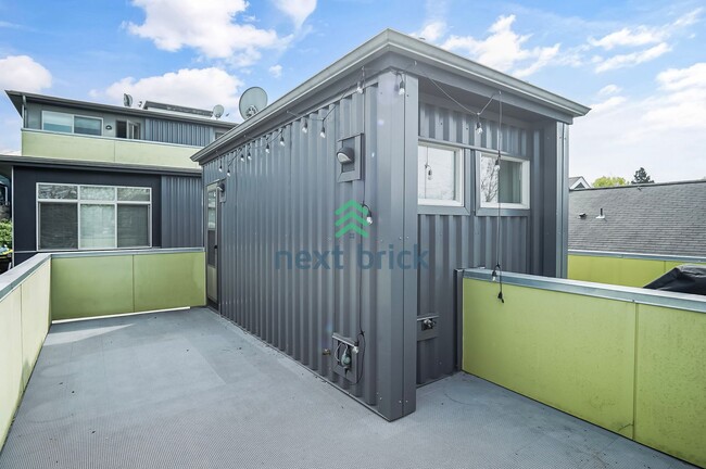 Building Photo - 2 BED & 1.5 BATH URBAN ELEGANCE AND ROOFTO...