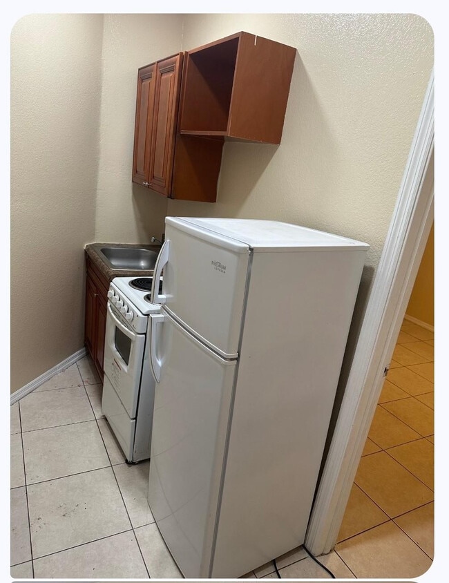 Building Photo - 6530 SW 7th Ct