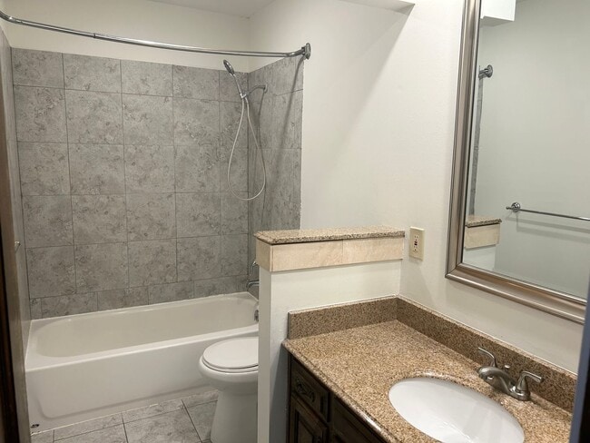 Building Photo - 3 Bed, 3 Bath, 2 Car Garage Duplex in Blue Springs