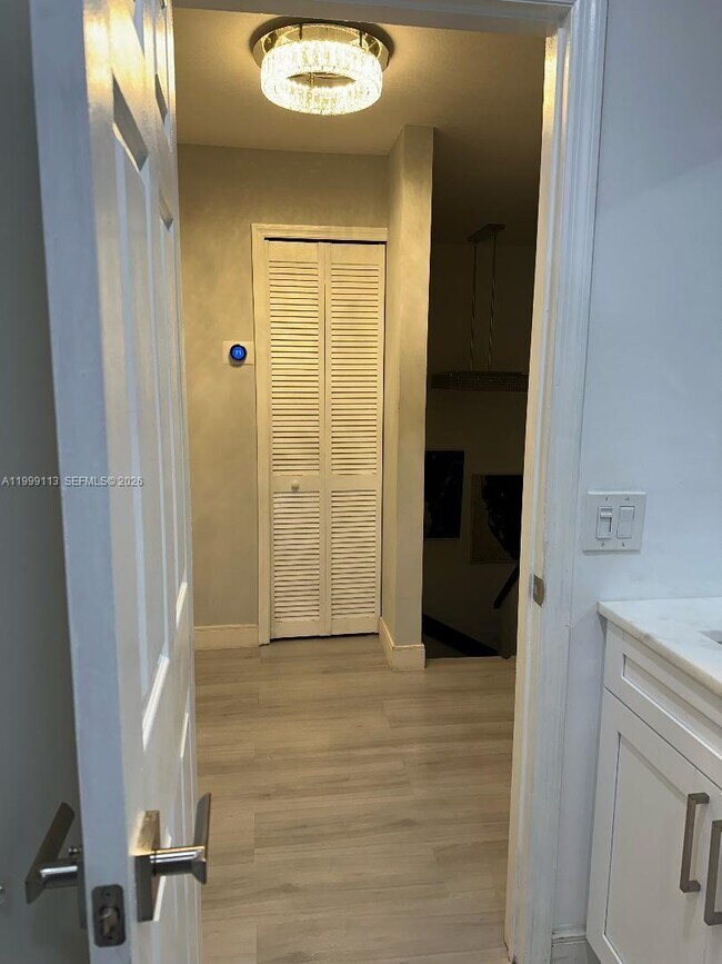 Building Photo - 7690 S Southwood Cir