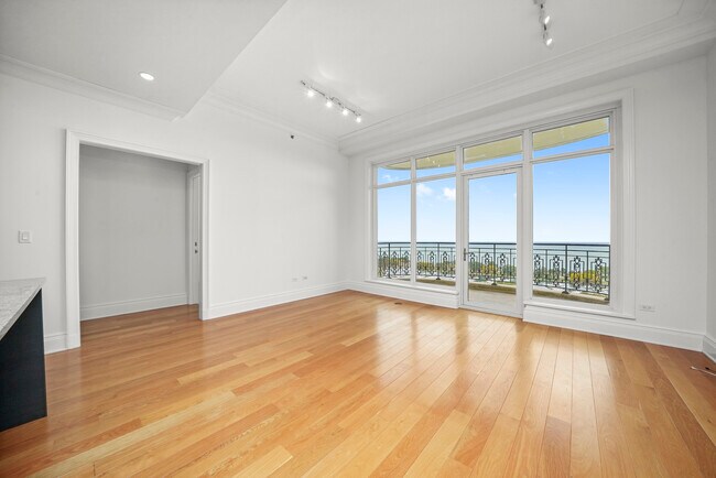 Building Photo - 2550 N Lakeview Ave